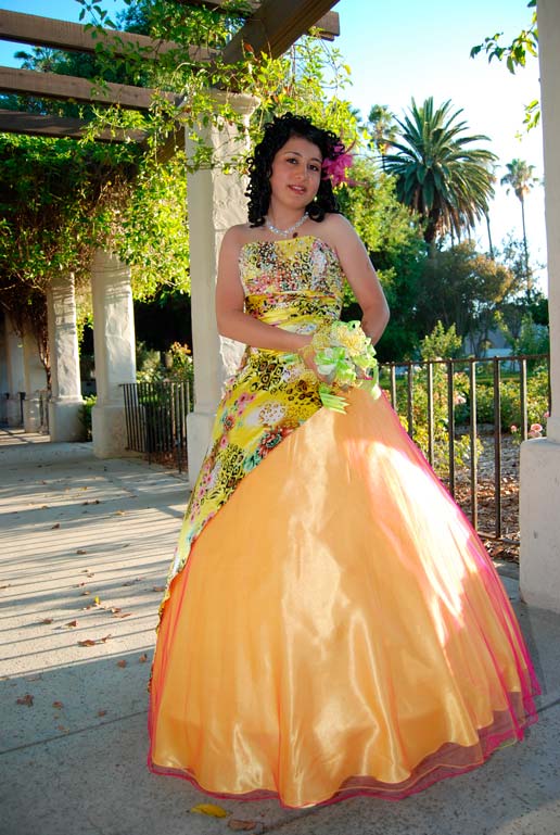Los Peores Vestidos de Quinceañera tono amarillo no favorecedor para una quinceañera de piel blanca
